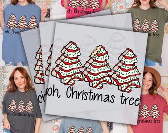 Pode incluir: Um conjunto de transferências termocolantes com um design de árvore de Natal com o texto "Oh, Christmas tree". As transferências estão prontas para serem pressionadas em tecido usando uma prensa de calor.