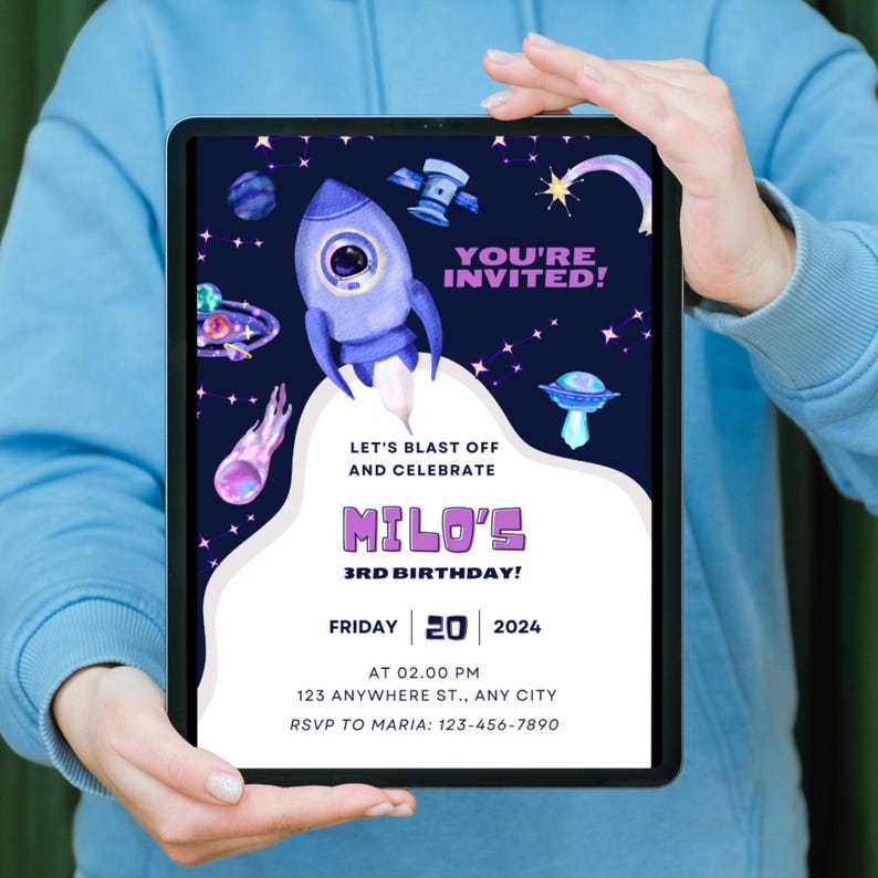 Puede incluir: Una invitaci&oacute;n de cumplea&ntilde;os de tem&aacute;tica espacial en azul y morado con un cohete, estrellas y planetas. La invitaci&oacute;n dice "&iexcl;Est&aacute;s invitado!" y "&iexcl;Vamos a despegar y celebrar el 3er cumplea&ntilde;os de Milo!" Incluye la fecha, la hora y la informaci&oacute;n de RSVP.