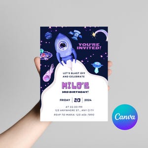Puede incluir: Un cohete morado y azul con un fondo de noche estrellada. El texto "You're Invited!" est&aacute; en rosa. El texto "Let's Blast Off and Celebrate Milo's 3rd Birthday!" est&aacute; en morado. El texto "Friday 20 2024 at 02.00 PM 123 Anywhere St., Any City RSVP to Maria: 123-456-7890" est&aacute; en negro.