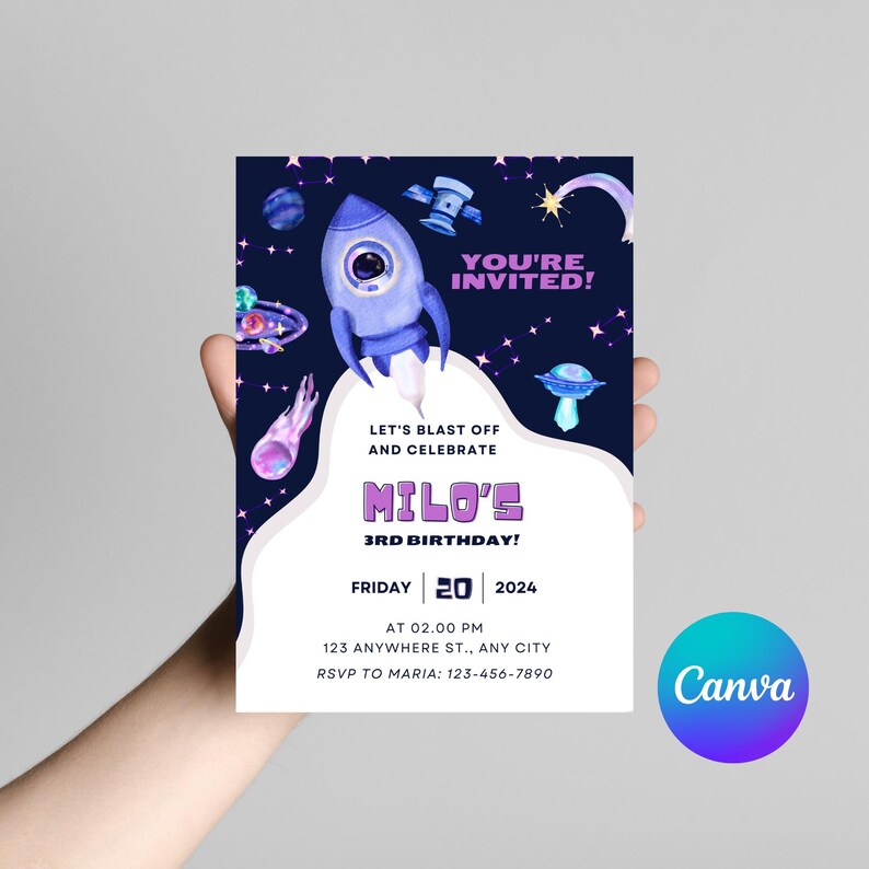 Puede incluir: Un cohete morado y azul con un fondo de noche estrellada. El texto "You're Invited!" est&aacute; en rosa. El texto "Let's Blast Off and Celebrate Milo's 3rd Birthday!" est&aacute; en morado. El texto "Friday 20 2024 at 02.00 PM 123 Anywhere St., Any City RSVP to Maria: 123-456-7890" est&aacute; en negro.