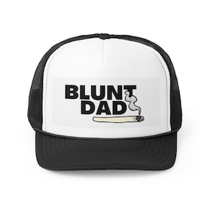 Peut inclure: Casquette de camionneur noire et blanche avec un panneau avant blanc sur lequel est inscrit le texte "BLUNT DAD" et une image de dessin animé d'un joint allumé.