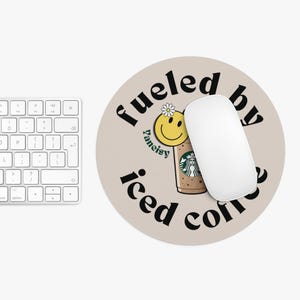 Kaffeetassenförmiges Mauspad, 'Fueled by Iced Coffee', runde Büromatte, kleines Reisepad, süße Schreibtischdekoration