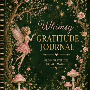 Könnte beinhalten: Ein spiralgebundenes Dankbarkeitstagebuch mit dunkelgrünem Einband, verziert mit einer Fee, rosa Blumen und Pilzen. Der Text lautet: Whimsy GRATITUDE JOURNAL, GROW GRATITUDE CREATE MAGIC. Das Design enthält goldene Akzente und leuchtende Sterne.