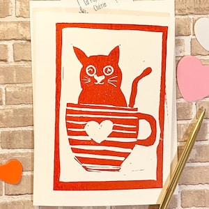 Impression linogravure chat mignon, cadeau Saint-Valentin & décoration, LinoPrint rouge dans une tasse, impression 5 x 7 ou carte vierge, chat dans une tasse coeur, amoureux des chats