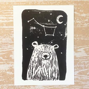 Cartão postal fofo de urso feito em linóleo, místico, céu noturno, constelação da Ursa Maior, estrelas, linóleo de urso polar, 4x6, presente para amantes de animais