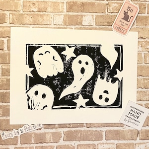 Impression linogravure de fantômes mignons, linogravure mystique, kawaii fantômes et étoiles, décoration d'Halloween impression vierge 5 x 7 ou carte, cadeau fantasmagorique pour les amoureux de la saison