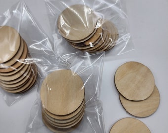以下が含まれることがあります： 透明なプラスチック袋に入った、未完成の木製円形10個セット。円形の直径は約5cmで、クラフトプロジェクトに最適です。