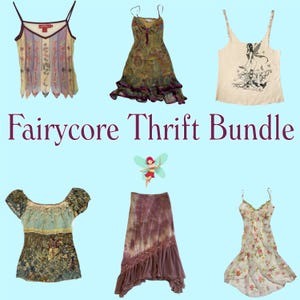 Könnte beinhalten: Eine Sammlung von Secondhand-Kleidungsstücken vor hellblauem Hintergrund. Die Artikel umfassen ein Camisole mit Blumenmuster, ein Kleid mit Paisley-Muster, ein Tanktop mit Feen-Grafik, ein Oberteil mit Blumenmuster, einen Batikrock und ein Slip-Kleid mit Blumenmuster. Der Text "Fairycore Thrift Bundle" ist ebenfalls vorhanden.