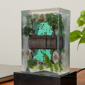 Lámpara de resina acrílica con diseño de jardín zen y estanque de koi