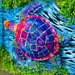 Könnte beinhalten: Eine farbenfrohe Mosaik-Schildkröten-Skulptur mit einem lebendigen Panzer in Blau-, Lila- und Rosatönen. Die Schildkröte ist von blauem Wasser und grünem Laub umgeben, was eine lebendige Wasserszene schafft.