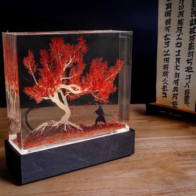 Entrenamiento samurái bajo una lámpara de resina de bonsái: escultura de escritorio de inspiración japonesa