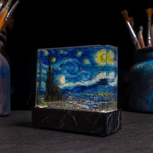 Starry Night Resin Art Lamp – Multilayered Epoxy Sculpture Inspired by Van Gogh