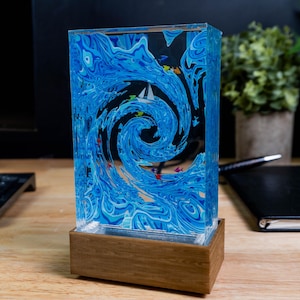 Lámpara de resina con forma de vórtice oceánico y barco, escultura artística 3D única.