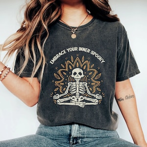 Yoga skelet T shirt, hippie Halloween shirt, aardse Halloween shirt, mediteren skelet shirt, yoga minnaar shirt, dansen skelet shirt