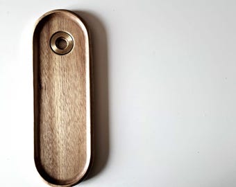 ÁMBAR: Bandeja ritual de madera natural (acacia) hecha a mano con incrustaciones de latón macizo.