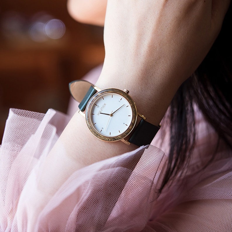 Armbanduhr für Frauen mit eingefasstem Holzring und Echtleder Armband Bild 3