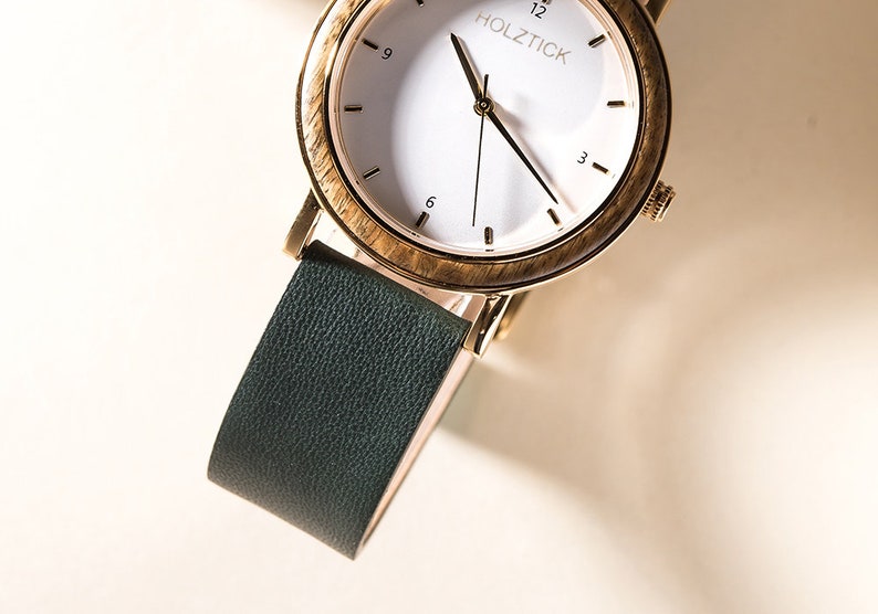 Armbanduhr für Frauen mit eingefasstem Holzring und Echtleder Armband Bild 4