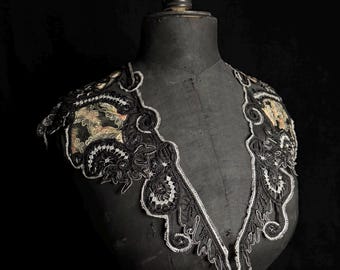 Viktorianischer Kragen mit Ungewöhnlichen Einsätzen aus Jacquard-Stoff und silbermetallischem Faden.
