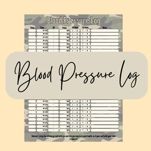 Può includere: Un registro della pressione sanguigna con un motivo mimetico, con sezioni per data, ora, pressione sanguigna, polso, farmaci AM e PM e note. Il titolo "Blood Pressure Log" è in un carattere elegante. C'è un versetto biblico in basso.