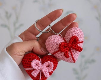 Handgemaakte gehaakte hartsleutelhanger met strik, amigurumi-tashanger