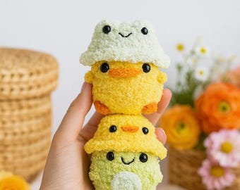 カエルの帽子をかぶったかぎ針編みのアヒルのぬいぐるみ：手作りの編み