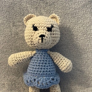 Kleine dame teddybeer met rokje. knuffeldier voor meisje, verjaardagscadeau voor baby, zacht stuk speelgoed als kamerdecor