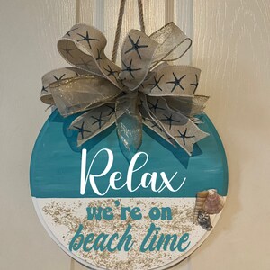 Relax we&#39;re on beach time Türschild und Wandhänger. Strandhaus Willkommen Dekor mit echtem Strandsand und Muscheln gemacht.