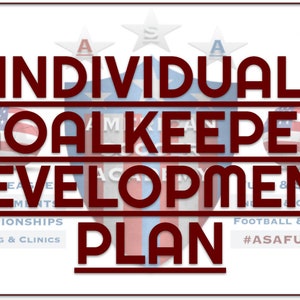 Peut inclure: Texte rouge sur fond blanc : "Individual Goalkeeper Development Plan". Le texte est superposé à un motif de drapeau américain rouge, blanc et bleu. Le texte "#ASAFUTSAL" est également visible dans le coin inférieur droit.