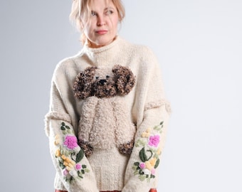 Maglione oversize in lana lavorato a mano con applicazione a forma di cane e ricamo floreale, capo artigianale unico nel suo genere, pullover in stile cottagecore.