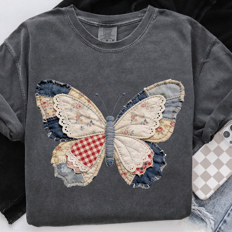 Pu&ograve; includere: Felpa grigio scuro con un design a farfalla patchwork. Le ali della farfalla sono realizzate con vari tessuti, tra cui stampe floreali, denim e quadretti rossi. La felpa ha un girocollo e maniche lunghe.