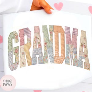 Könnte beinhalten: Auf weißem Hintergrund steht das Wort "GRANDMA" in Patchwork-Buchstaben. Jeder Buchstabe besteht aus verschiedenen pastellfarbenen Stoffen mit Blumen- und Tupfenmustern. Das Design wird von einer Hand gehalten, mit rosa Herzformen im Hintergrund.