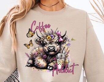 Disegno a sublimazione PNG di mucca delle Highlands dipendente dal caffè, cucciolo di mucca delle Highlands, asilo nido di mucca delle Highlands, clipart e adesivi di mucca retrò, download digitale