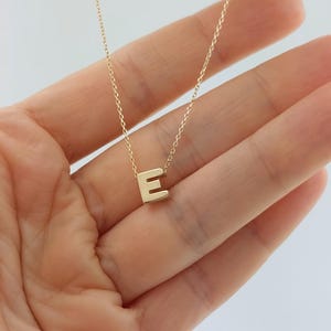 14k massief gouden letterketting – Minimalistische initiaalhanger – Sierlijke alfabetbedel – Gepersonaliseerd gouden cadeau voor haar