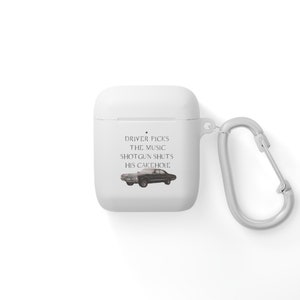 Puede incluir: Funda blanca para Airpods con una imagen en blanco y negro de un coche clásico y el texto "DRIVER PICKS THE MUSIC SHOTGUN SHUTS HIS CAKEHOLE". La funda tiene un mosquetón plateado.