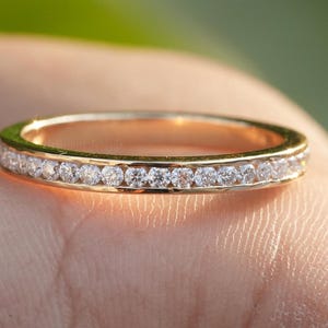 Kanal Set Diamant Ehering 14K Kanal Set Rund Moissanite Ring Runde Hälfte Eternity stapelbar Ring Diamant Hochzeitsjubiläum Geschenk