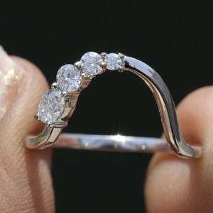 Aliança de casamento curvada em ouro maciço 14K, anel empilhável com contorno profundo e curvado para anel solitário, anel curvo Chevron para mulheres, anel de encaixe