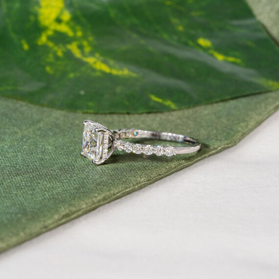 Anillo solitario de diamantes de talla princesa de quilates