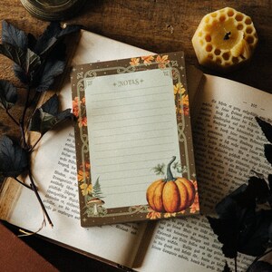 Bloc de notas de otoño con calabaza y setas