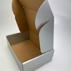 Paquete de 5 cajas de envío de cartón corrugado, cajas postales para paquetes pequeños de Royal Mail, para negocios, almacenamiento o regalo (25 x 17 x 8 cm, plateadas/marrones)