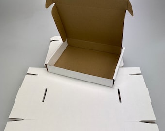 Paquete de 10 cajas de envío de cartón corrugado, cajas postales para paquetes pequeños de Royal Mail, negocios, almacenamiento o regalo (22x16,5x3,5CM, blanco/marrón)