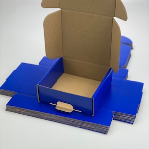 12 golfkartonnen verzenddozen, Royal Mail-postdozen voor kleine pakketten, zakelijk, op te slaan of cadeau (13 x 13 x 5 cm, blauw/br)