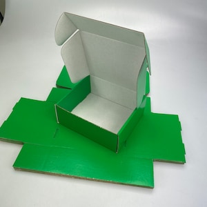 9 cajas de cartón corrugado para envíos, cajas postales de Royal Mail para paquetes pequeños, para empresas, almacenamiento o regalos (16,5 x 14,5 x 6,5 cm, verde/blanco)