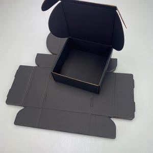 10 cajas de cartón corrugado para envíos, cajas postales de Royal Mail para paquetes pequeños, para negocios, almacenamiento o regalos (14 x 14 x 5,5 cm, negro/negro)