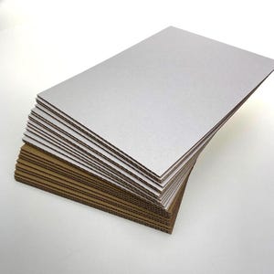 25 hojas de cartón corrugado A4 blanco/marrón para embalaje, cartón kraft plano con flauta B para envíos, manualidades, artes y embalajes.