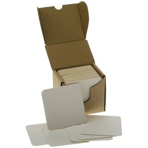 Posavasos absorbentes ZEZAZU de cartón blanco de 9 cm, cuadrados y de gramaje alto (caja de 50) para bebidas, manualidades y mini tableros de dibujo.
