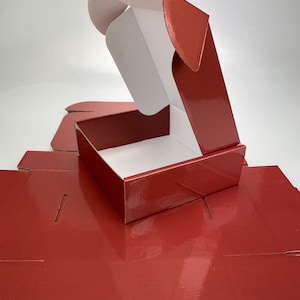 7 kleuren "crèmerood" (19 cm x 18 cm x 6,2 cm, crèmerood / wit) golfkartonnen verzenddozen, kleine pakketpostdozen, zakelijk, cadeau