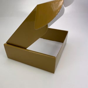 7 cajas de cartón corrugado de color dorado (18 cm x 18 cm x 6,2 cm, dorado/blanco) para envíos, cajas postales para paquetes pequeños, para negocios, almacenamiento o regalos.