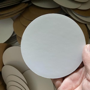 10,8 cm (Paquete de 100 uds) Círculos de cartón corrugado muy resistentes de color blanco/marrón con flauta E