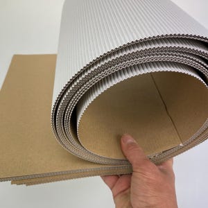 Láminas de cartón corrugado blanco/marrón con flauta E abierta de 30 cm x 69 cm (paquete de 10 unidades)