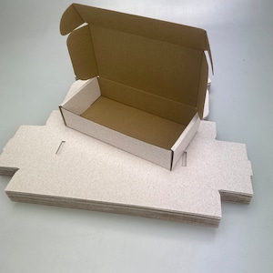 Paquete de 12 cajas de cartón corrugado, cajas postales pequeñas de Royal Mail, para negocios, almacenamiento o regalo (20,5 x 10,5 x 4,5 cm, marrón claro/marrón)